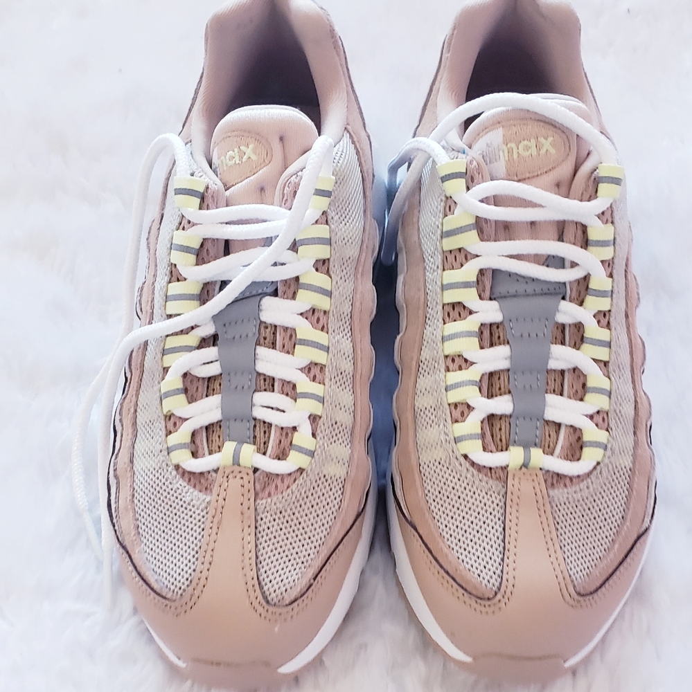 Wmns Air Max 95 Bio Beige - Picture 2 of 8